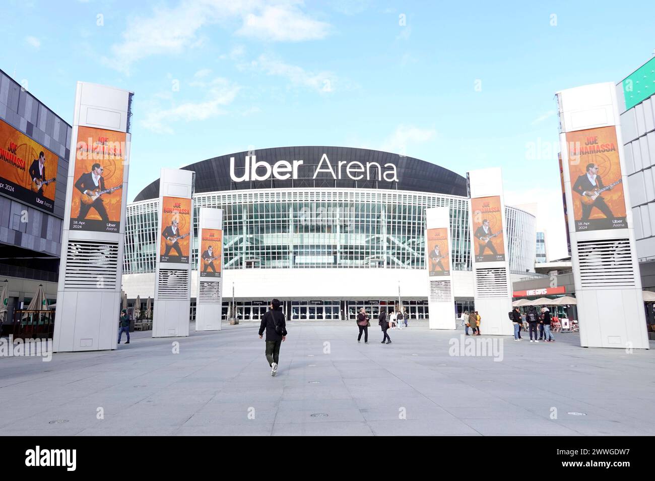 Neuer Schriftzug nach der Umbenennung der Mercedes-Benz Arena di Uber Arena. Settembre 2008 wurde die Mehrzweckhalle erstmals als o2-World eröffnet, mit 17,000 Plätzen ist es die größte Halle Dieser Art in Berlin und die zweitgrößte Deutschlands. 2015 nome da donna e sponsor nella Mercedes-Benz-Arena. Berlino, 23.03.2024 *** nuova scritta in seguito alla ridenominazione della Mercedes Benz Arena in Uber Arena nel settembre 2008, la sala polifunzionale è stata aperta per la prima volta come o2 World, con 17.000 posti a sedere è la sala più grande del suo genere a Berlino e la seconda più grande in Germania nel 201 Foto Stock