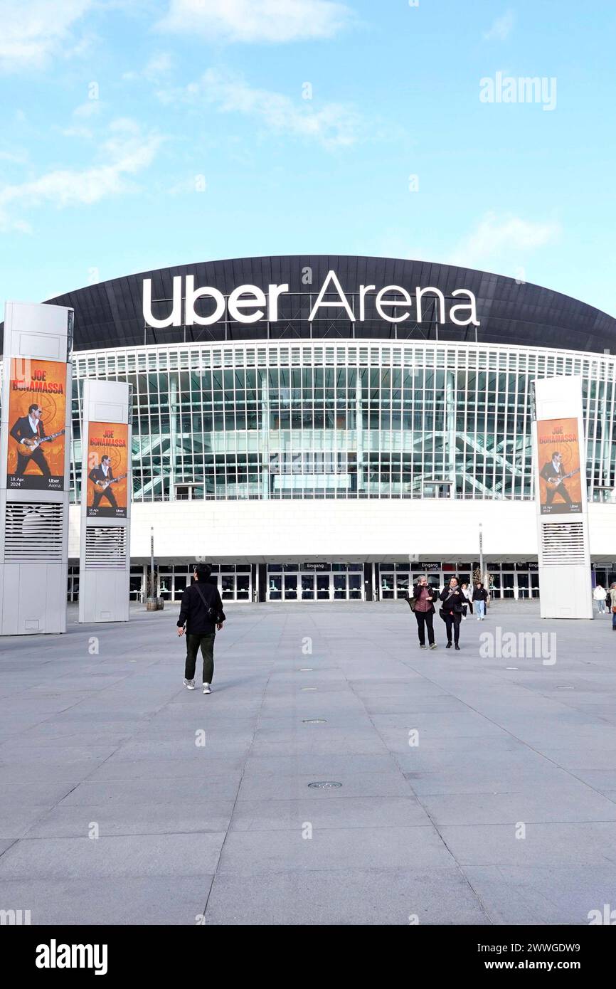 Neuer Schriftzug nach der Umbenennung der Mercedes-Benz Arena di Uber Arena. Settembre 2008 wurde die Mehrzweckhalle erstmals als o2-World eröffnet, mit 17,000 Plätzen ist es die größte Halle Dieser Art in Berlin und die zweitgrößte Deutschlands. 2015 nome da donna e sponsor nella Mercedes-Benz-Arena. Berlino, 23.03.2024 *** nuova scritta in seguito alla ridenominazione della Mercedes Benz Arena in Uber Arena nel settembre 2008, la sala polifunzionale è stata aperta per la prima volta come o2 World, con 17.000 posti a sedere è la sala più grande del suo genere a Berlino e la seconda più grande in Germania nel 201 Foto Stock