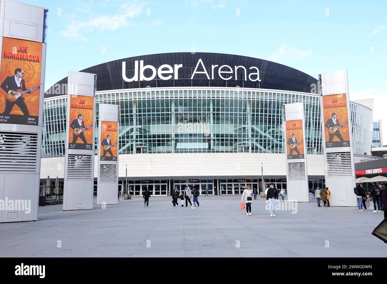 Neuer Schriftzug nach der Umbenennung der Mercedes-Benz Arena di Uber Arena. Settembre 2008 wurde die Mehrzweckhalle erstmals als o2-World eröffnet, mit 17,000 Plätzen ist es die größte Halle Dieser Art in Berlin und die zweitgrößte Deutschlands. 2015 nome da donna e sponsor nella Mercedes-Benz-Arena. Berlino, 23.03.2024 *** nuova scritta in seguito alla ridenominazione della Mercedes Benz Arena in Uber Arena nel settembre 2008, la sala polifunzionale è stata aperta per la prima volta come o2 World, con 17.000 posti a sedere è la sala più grande del suo genere a Berlino e la seconda più grande in Germania nel 201 Foto Stock