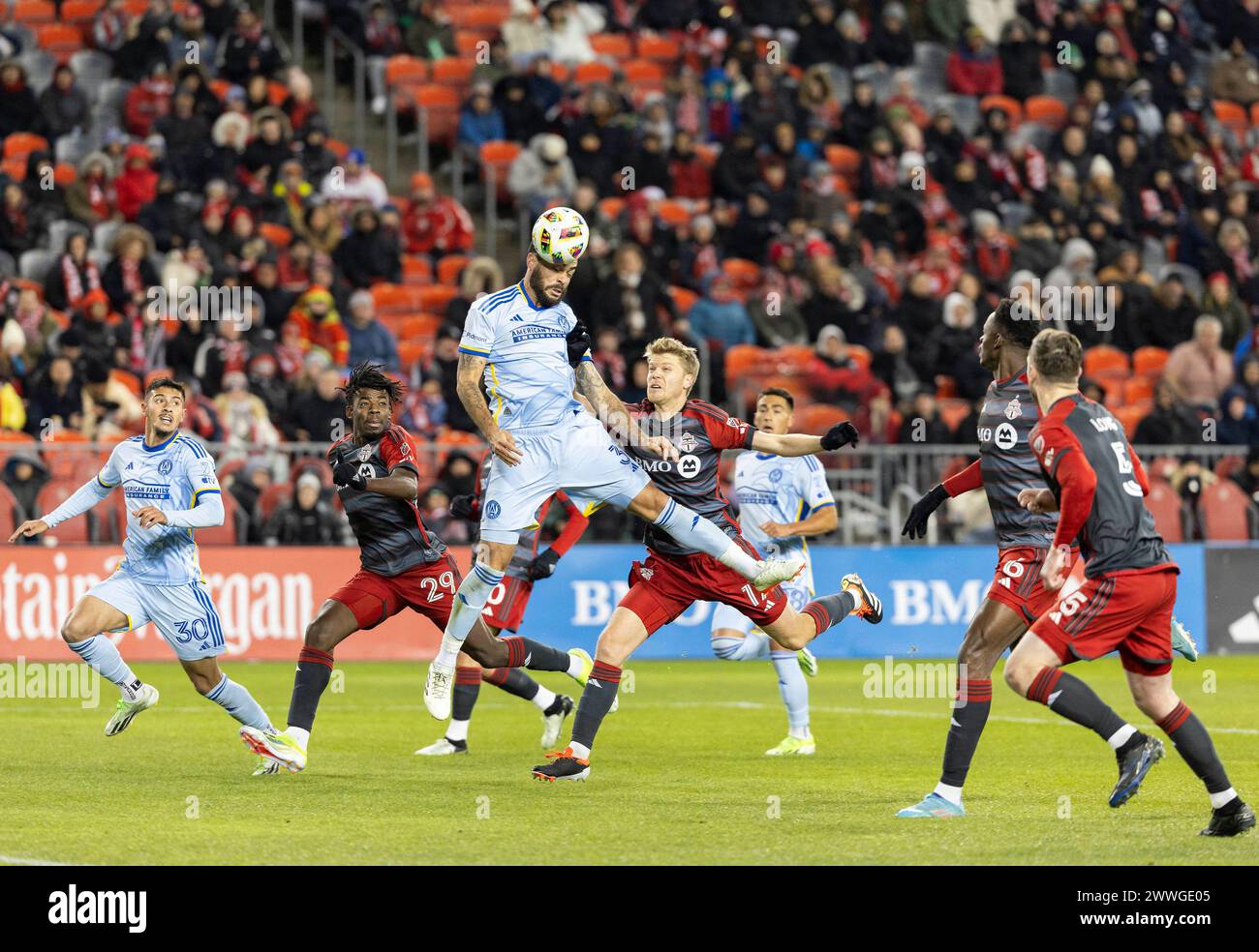 Toronto, Canada. 23 marzo 2024. Derrick Williams (3rd L) dell'Atlanta United FC dirige il pallone durante la partita di Major League Soccer (MLS) 2024 tra Toronto FC e Atlanta United FC a Toronto, Canada, 23 marzo 2024. Crediti: Zou Zheng/Xinhua/Alamy Live News Foto Stock