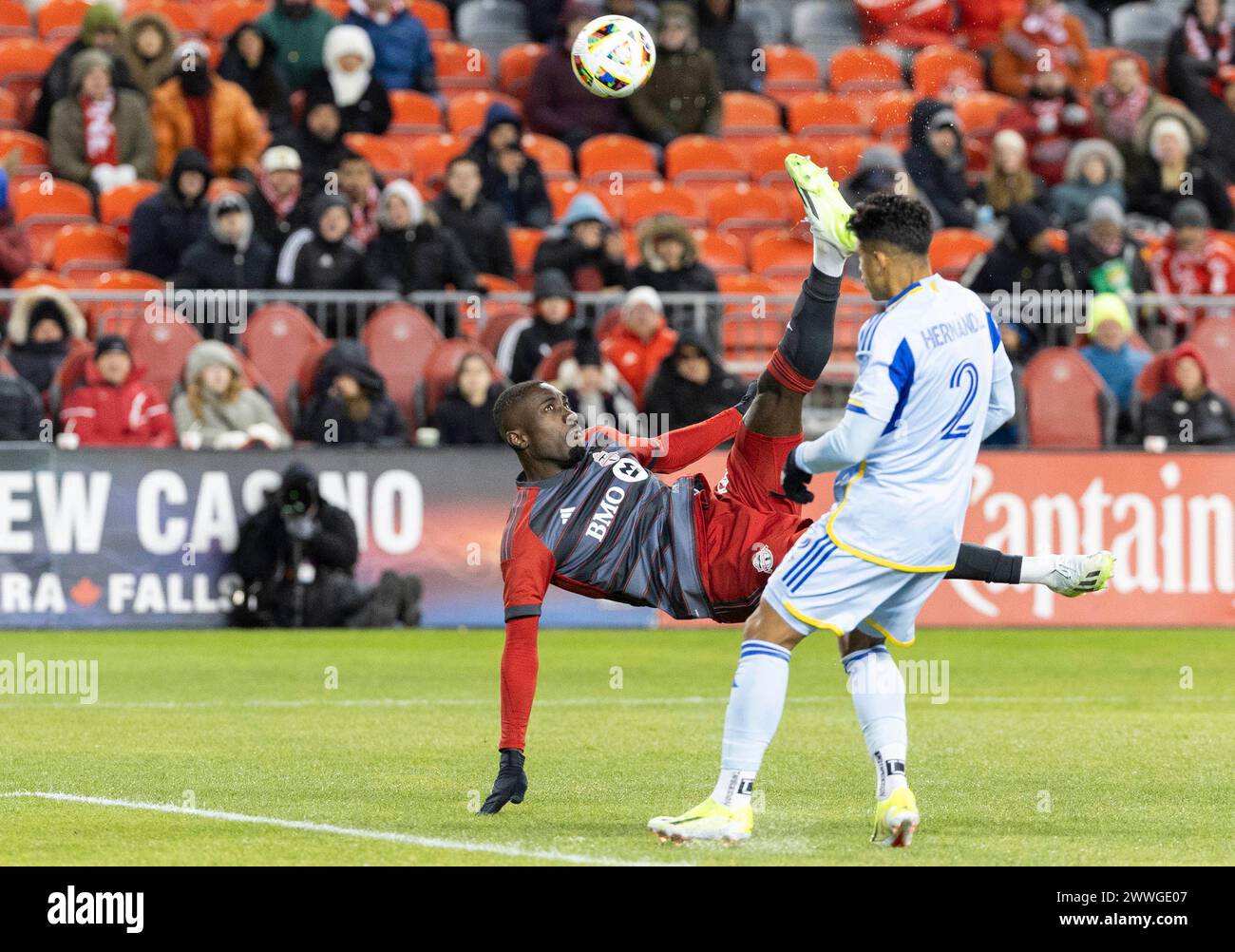 Toronto, Canada. 23 marzo 2024. Prince Owusu (dietro) del Toronto FC fa un calcio di bicicletta durante la partita di Major League Soccer (MLS) 2024 tra Toronto FC e Atlanta United FC a Toronto, Canada, 23 marzo 2024. Crediti: Zou Zheng/Xinhua/Alamy Live News Foto Stock