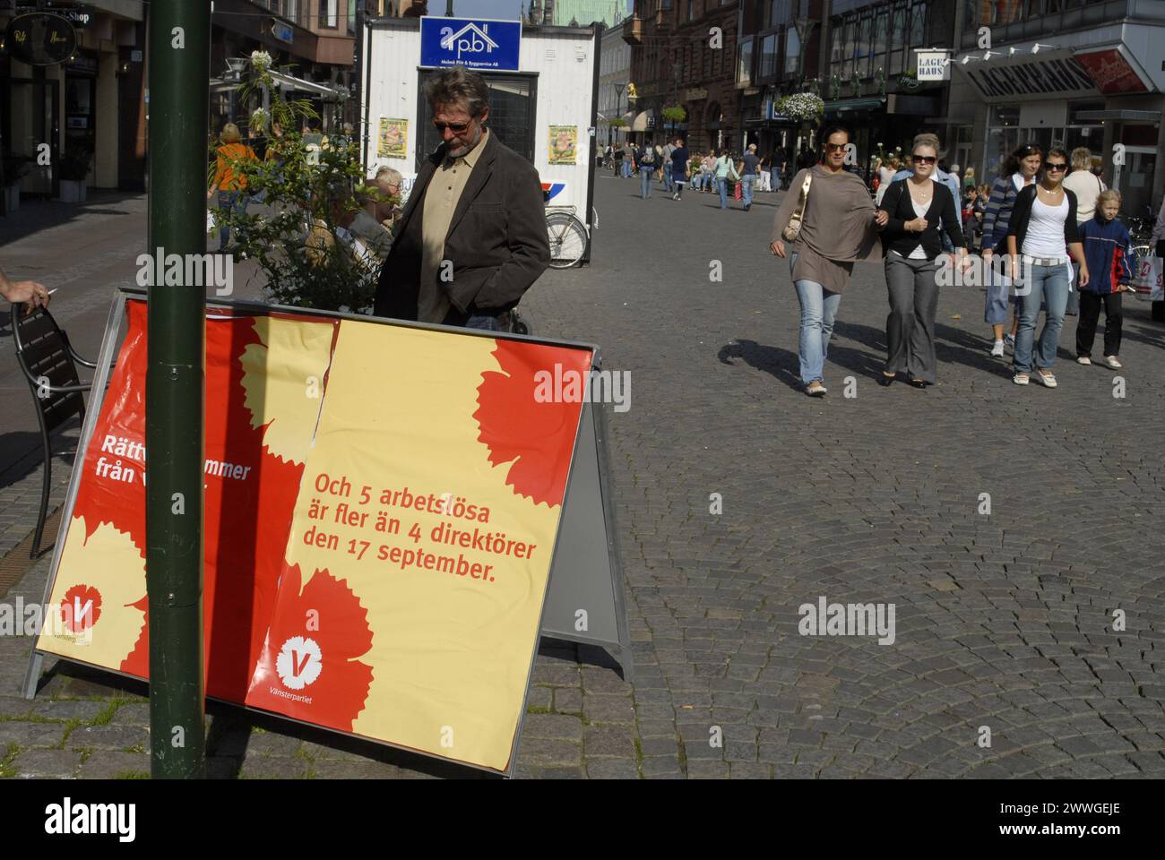 Elezioni generali svedesi di Paarliament domenica settembre 17,2006, manifesti elettorali e imprenditori che hanno preso l'elettore dell'ultimo minuto dalla loro parte, vari lavoratori politici A malmoe Svezia settembre 16,2006 (foto di Francis Dean/Dean Pictures) Foto Stock