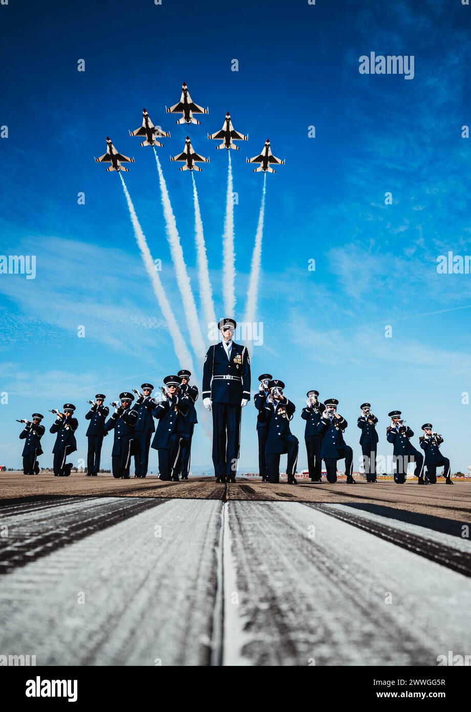 La U.S. Air Force Honor Guard esegue una formazione "pronta" mentre gli U.S. Air Force F-16 Fighting Falcons, assegnati alla U.S. Air Demonstration team Foto Stock