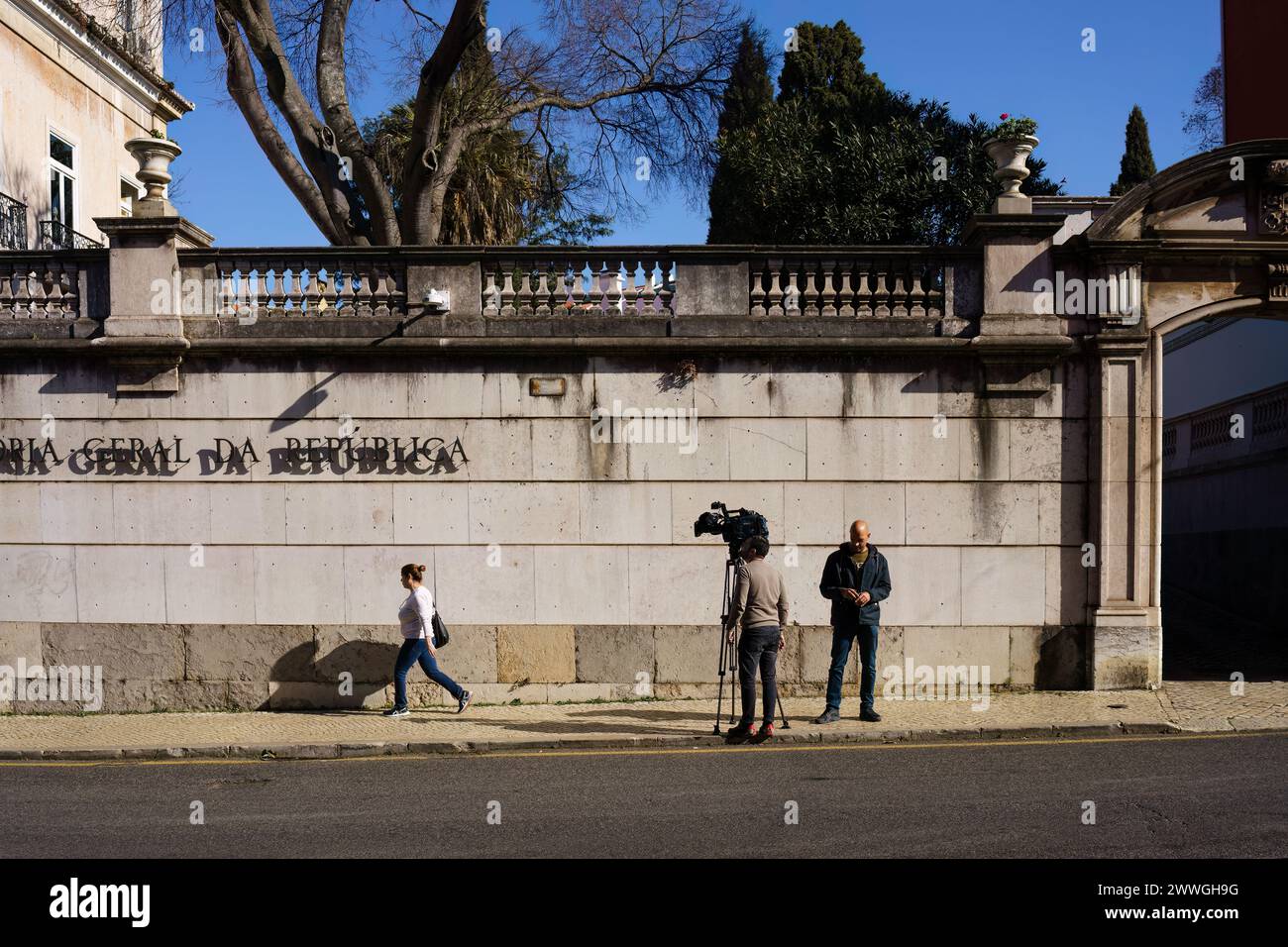 Una troupe cinematografica creata fuori dall'ufficio del procuratore generale, Procuradoria-Geral da República, a Lisbona, Portogallo. 2 febbraio 2024. Foto Stock