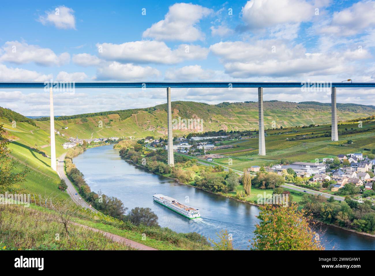 Zeltingen-Rachtig: Hochmoselbrücke (ponte sulla Mosella alta), fiume Mosella (Mosella), vigneto, nave da crociera a Mosella, Rheinland-Pfalz, Renania-Palatinato Foto Stock