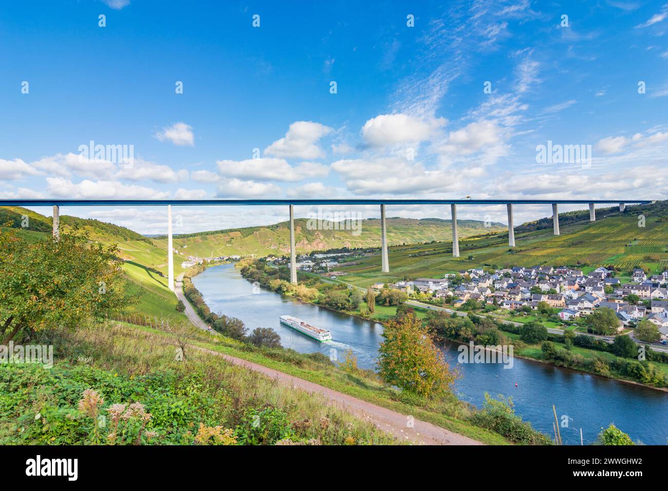 Zeltingen-Rachtig: Hochmoselbrücke (ponte sulla Mosella alta), fiume Mosella (Mosella), vigneto, nave da crociera a Mosella, Rheinland-Pfalz, Renania-Palatinato Foto Stock