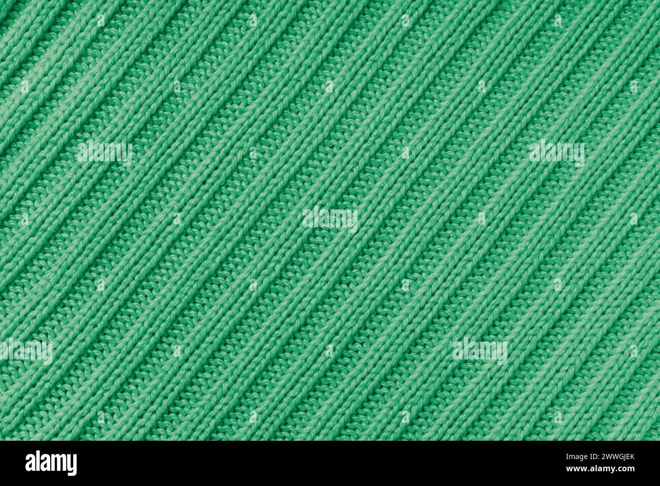 Fondo tessile Jersey , tessuto a righe diagonale verde. Maglieria in lana, maglione, texture della superficie del pullover, struttura tessile, tessuto surfato Foto Stock