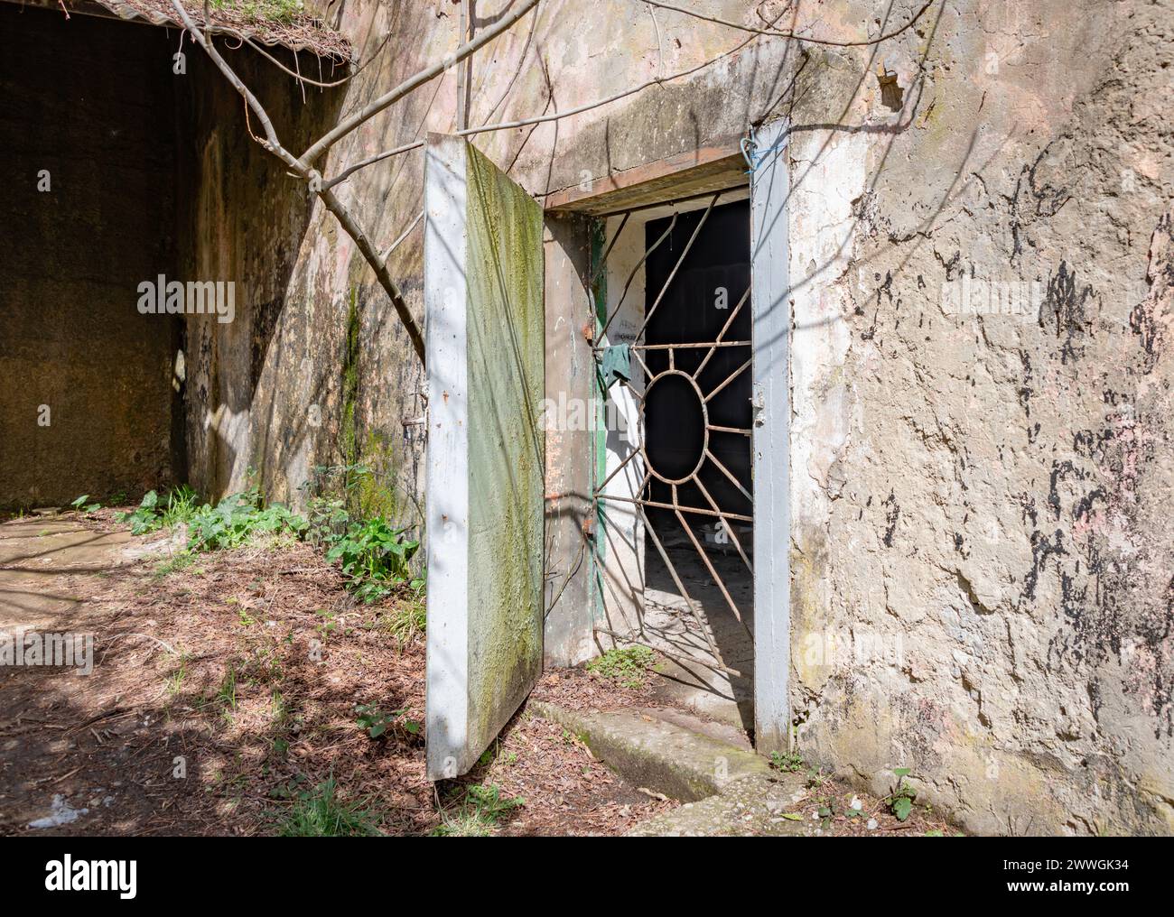 Ex porta di accesso al bunker nucleare, ora operativa come museo e galleria d'arte Bunk Art 1 a Tirana, Albania. Foto Stock