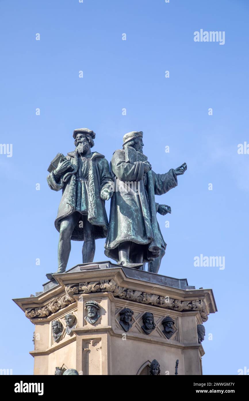 Francoforte, Germania - 3 marzo 2024: Il monumento di Johannes Gutenberg sul Rossmarkt meridionale dello scultore Eduard Schmidt von der Launitz. Johannes GU Foto Stock