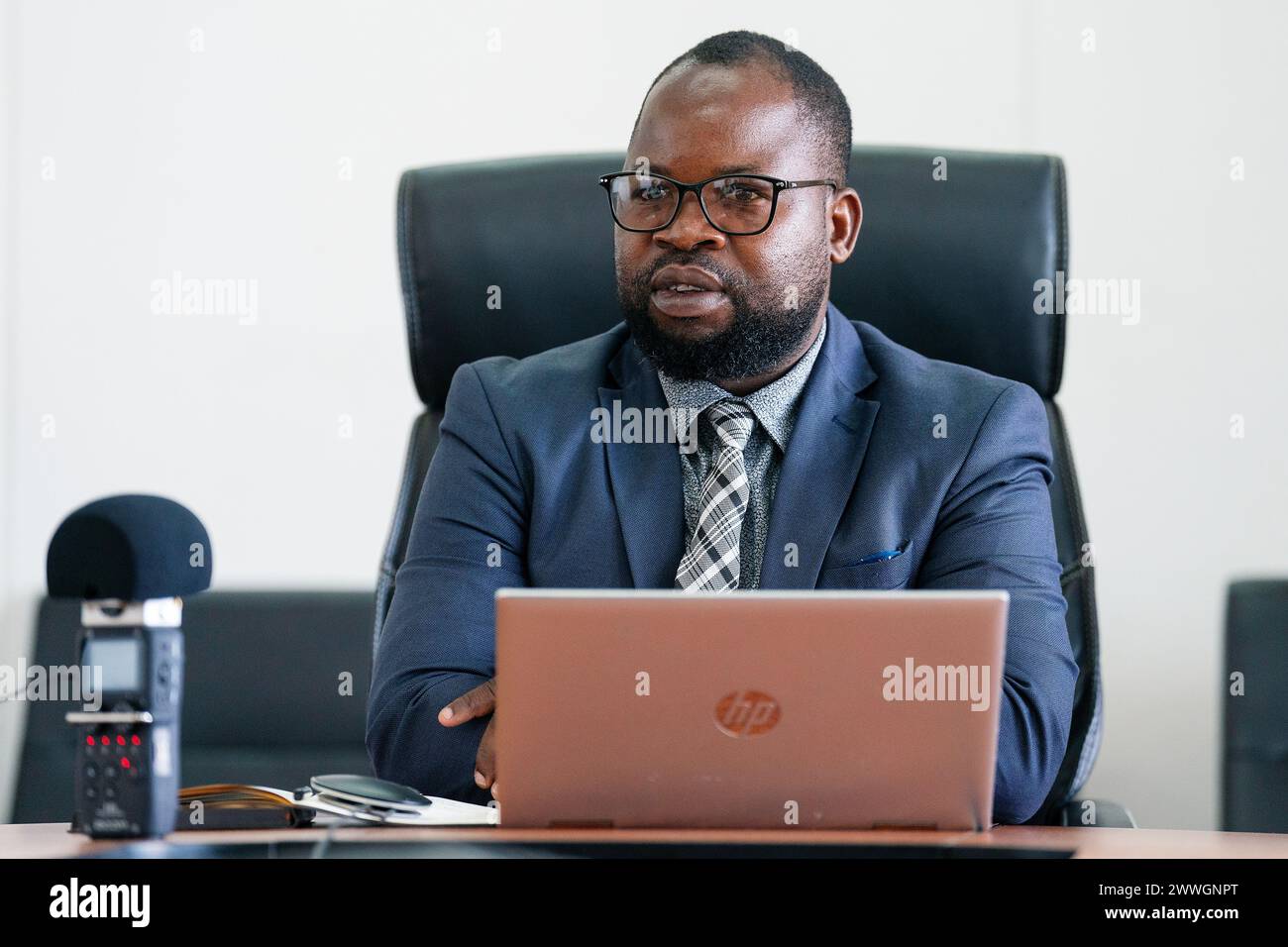 Peter Chimangeni, del Dipartimento degli affari di gestione dei disastri del governo malawiano, parla con i membri del Trocaire e i media irlandesi negli uffici del dipartimento di Capital Hill, Lilongwe. Data foto: Giovedì 7 marzo 2024. Foto Stock