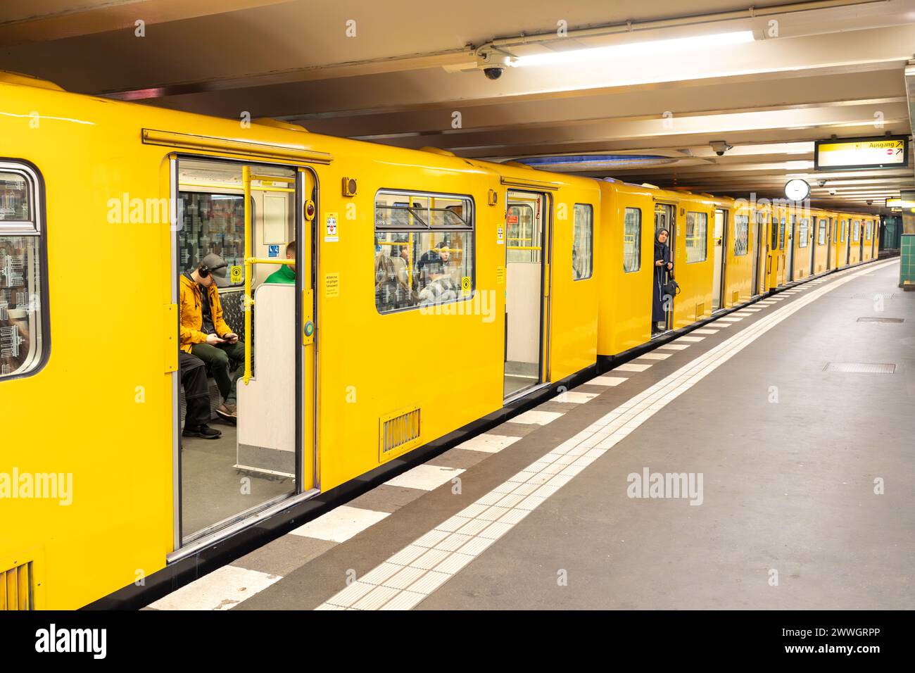 Berlino, Germania - 22 marzo 2024: Stazione della metropolitana con treno e porte aperte a Berlino, Germania. Foto Stock