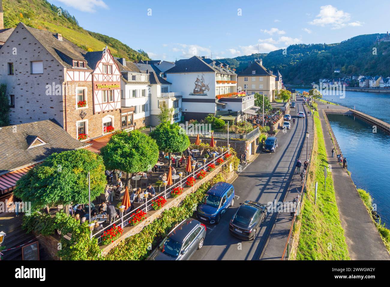 Cochem: fiume Mosella (Mosella), via Uferstraße a Cond, ristorante all'aperto a Mosella, Rheinland-Pfalz, Renania-Palatinato, Germania Foto Stock