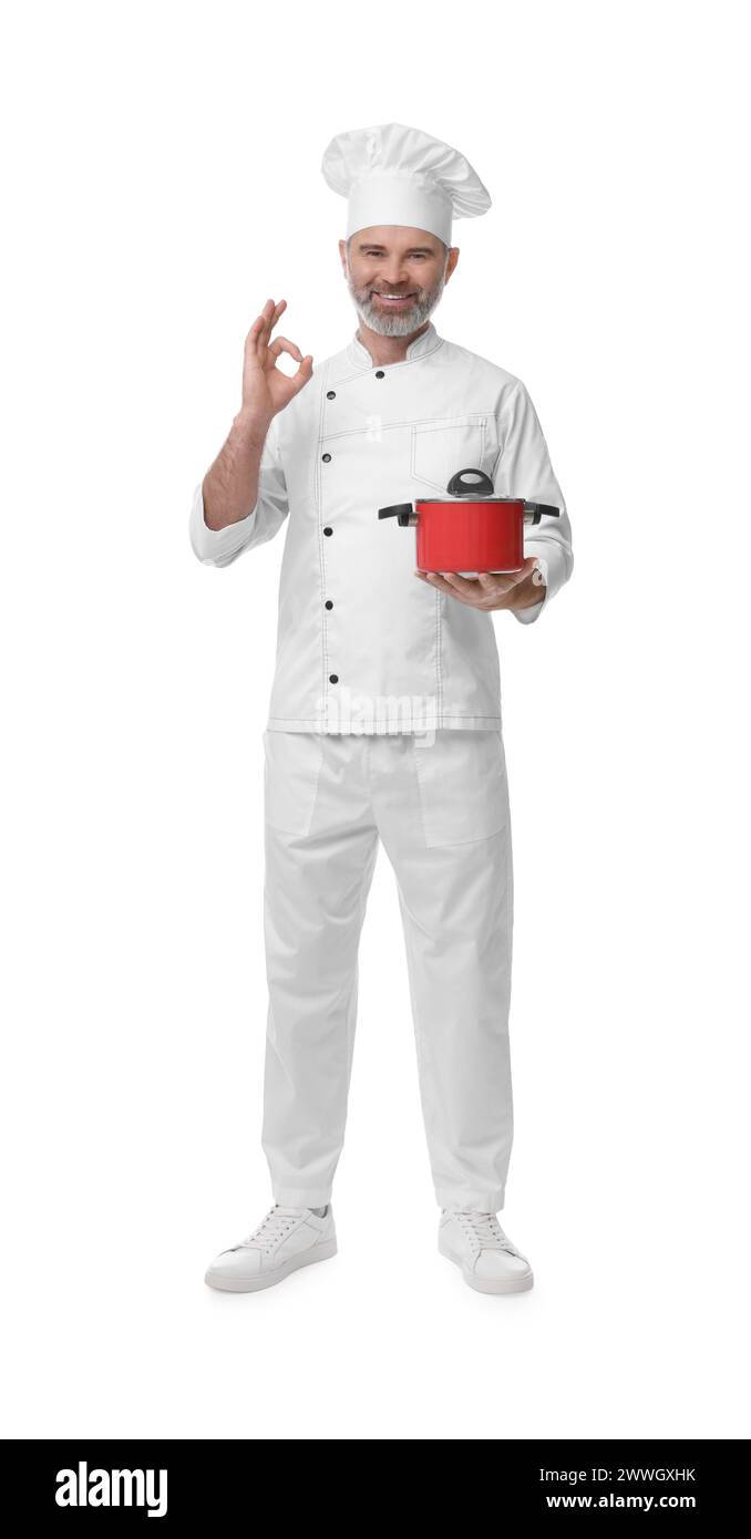 Chef felice in uniforme con piatto da cucina che mostra un gesto positivo su sfondo bianco Foto Stock