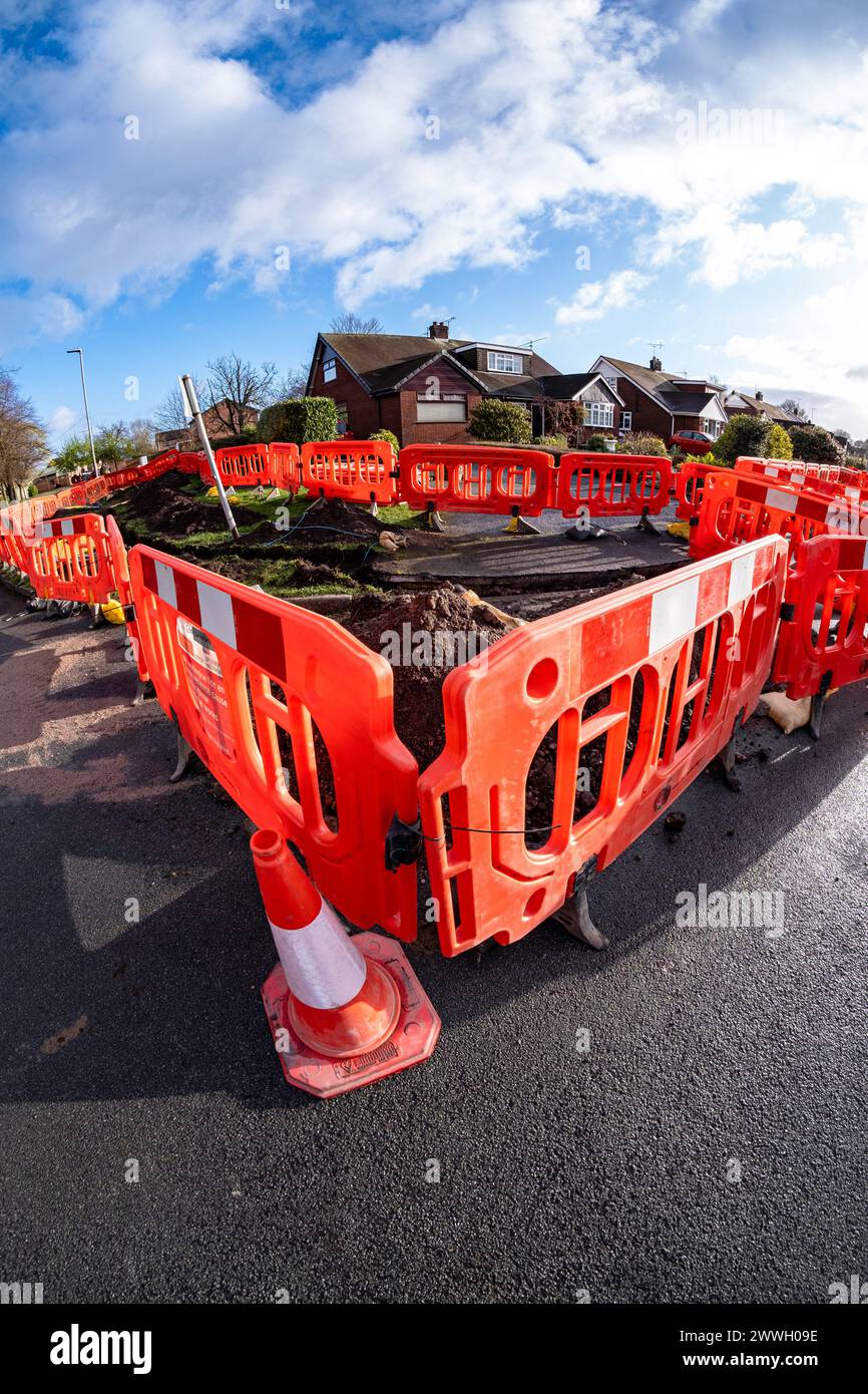 Vista fish-eye dei lavori stradali protetti in una strada residenziale suburbana nel Regno Unito Foto Stock