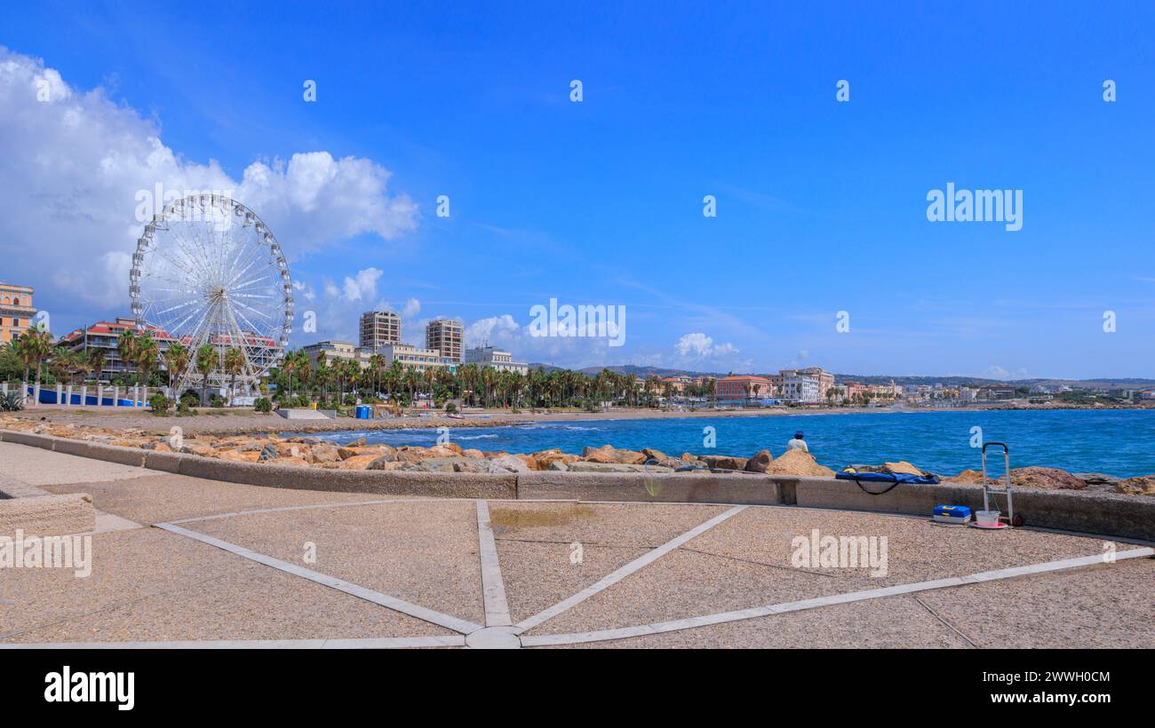 Paesaggio urbano di Civitavecchia in Italia: Vista sul lungomare. Foto Stock