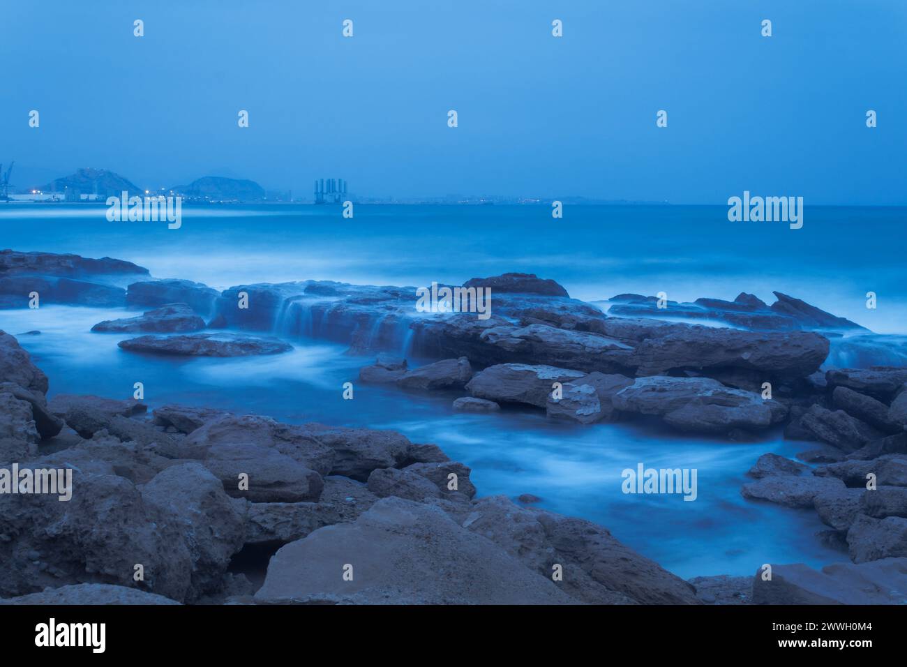 Lunga esposizione del paesaggio marittimo in una giornata orientale sulla Costa Blanca, spiaggia di Agua Amarga ad Alicante, Spagna Foto Stock