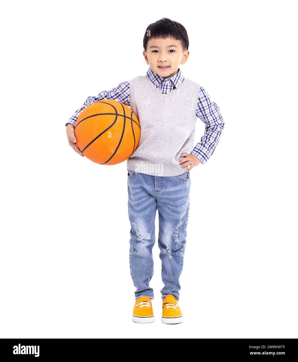 Happy asian Boy con un pallacanestro e sorridente isolato su sfondo bianco Foto Stock