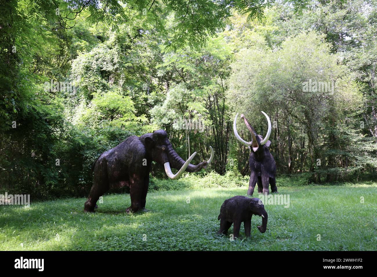 Caccia durante la preistoria: Mammut e ricostituito caccia al mammut al parco Prehisto nella valle del fiume Vézère nel Périgord Noir. Tursac, Périgo Foto Stock