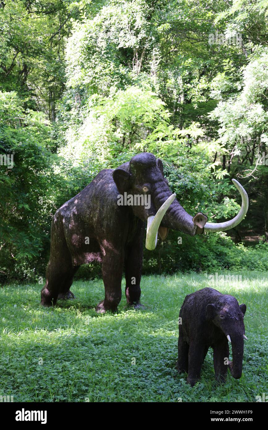 Caccia durante la preistoria: Mammut e ricostituito caccia al mammut al parco Prehisto nella valle del fiume Vézère nel Périgord Noir. Tursac, Périgo Foto Stock