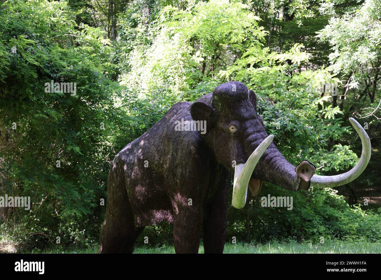 Caccia durante la preistoria: Mammut e ricostituito caccia al mammut al parco Prehisto nella valle del fiume Vézère nel Périgord Noir. Tursac, Périgo Foto Stock