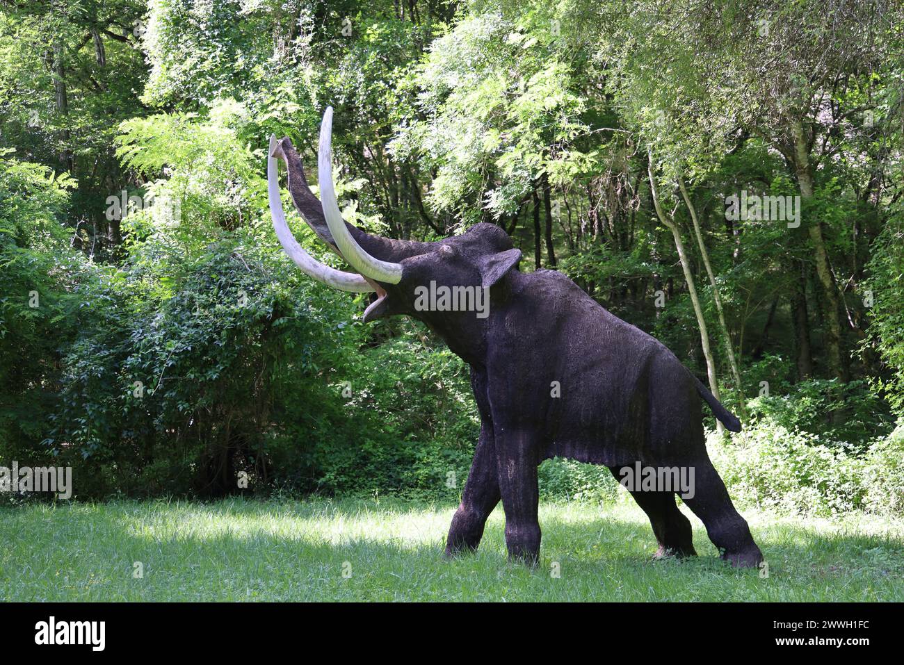 Caccia durante la preistoria: Mammut e ricostituito caccia al mammut al parco Prehisto nella valle del fiume Vézère nel Périgord Noir. Tursac, Périgo Foto Stock