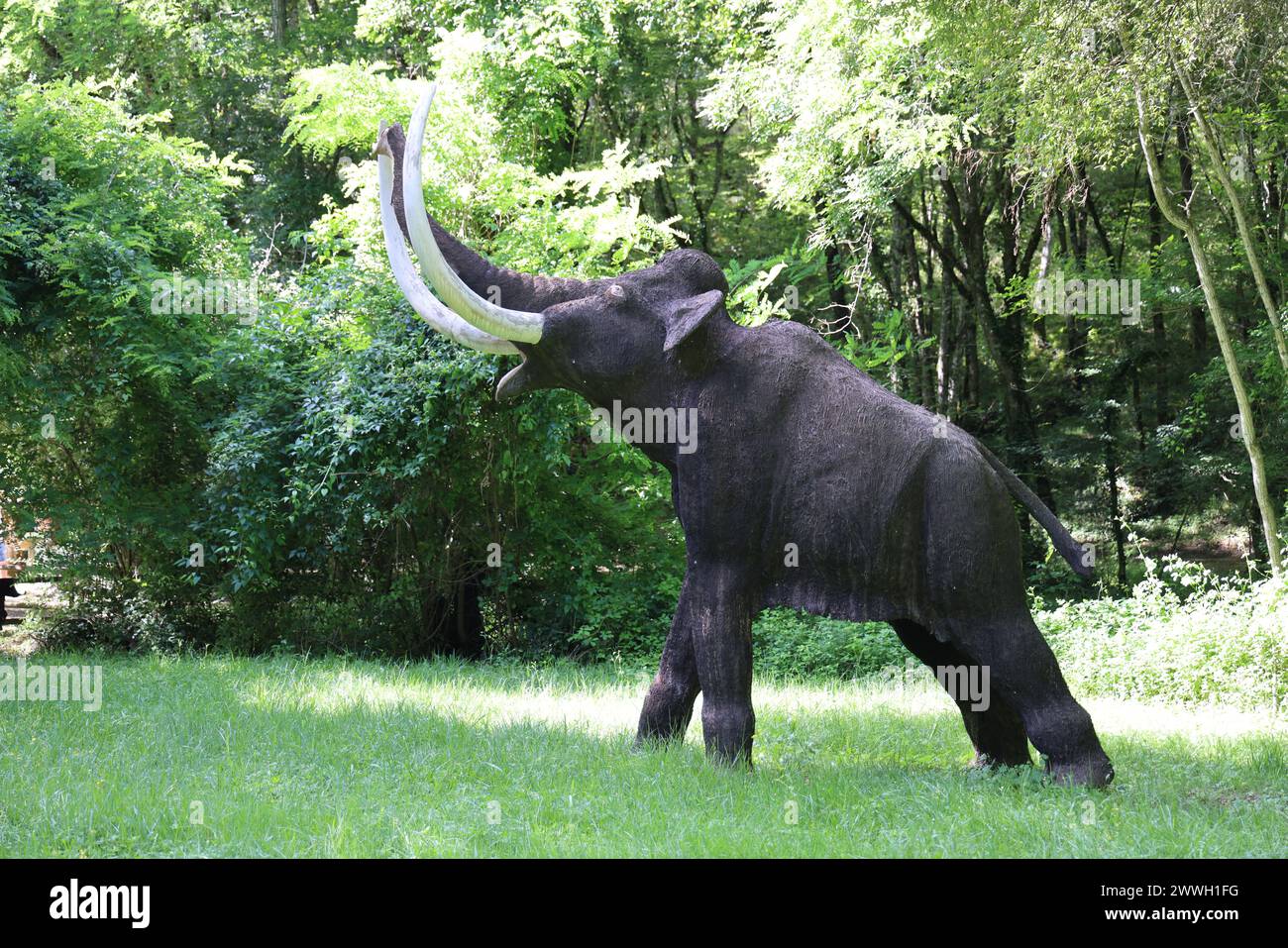 Caccia durante la preistoria: Mammut e ricostituito caccia al mammut al parco Prehisto nella valle del fiume Vézère nel Périgord Noir. Tursac, Périgo Foto Stock