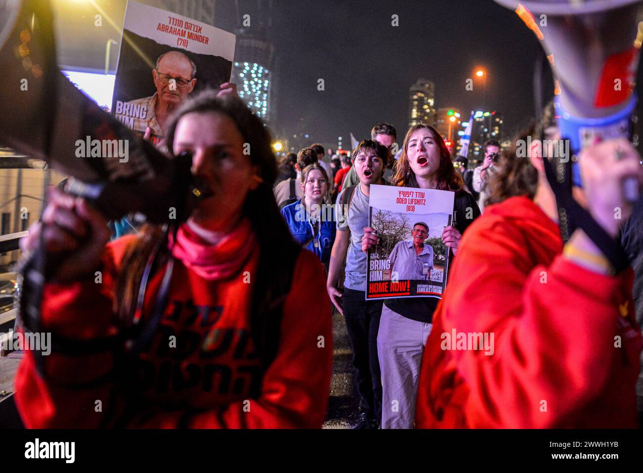 I manifestanti cantano slogan mentre tengono le foto degli ostaggi israeliani Oded Lifshitz e Abraham Munder. Migliaia di manifestanti contro il primo ministro Benjamin Netanyahu si sono Uniti alle famiglie israeliane degli ostaggi chiedendo un accordo immediato con gli ostaggi, un cessate il fuoco e elezioni generali nello Stato di Israele. Gli scontri con la polizia israeliana si sono verificati dopo che i manifestanti avevano incendiato alcuni falò di fronte al quartier generale dell'IDF e sull'autostrada Ayalon, 15 sono stati arrestati. Migliaia di manifestanti contro il primo ministro Benjamin Netanyahu si sono Uniti alle famiglie israeliane degli ostaggi chiedendo un accordo immediato con gli ostaggi, un c Foto Stock