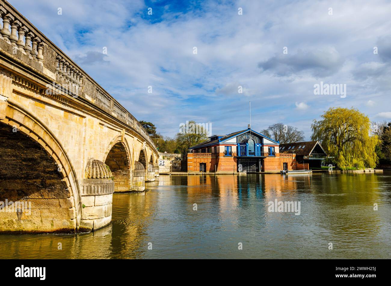 Vista del quartier generale della regata reale di Henley e del Ponte di Henley sul fiume Tamigi, classificato di grado i, a Henley-on-Thames, una città nel sud dell'Oxfordshire Foto Stock