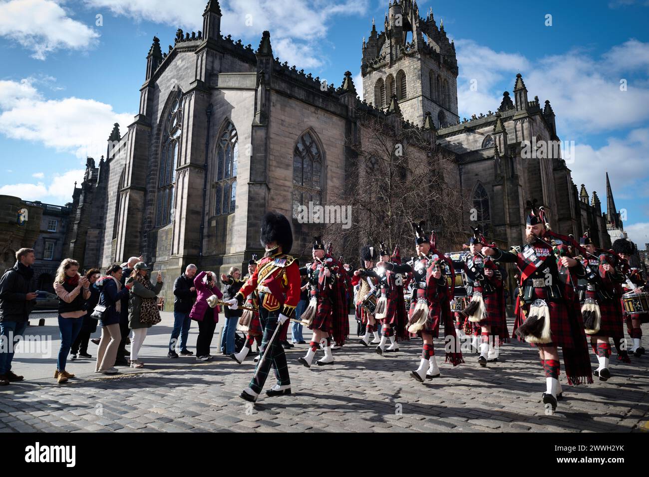 Edimburgo Scozia, Regno Unito 24 marzo 2024. Il Royal Regiment of Scotland (SCOTS), soldati in servizio e veterani marciano lungo il Royal Mile dall'Esplanade del Castello di Edimburgo dietro i loro standard di associazione, pipe e tamburi e la SCOTS Band per un breve servizio presso il Regimental Canongate Kirk per ricordare i caduti. credito sst/alamy notizie in diretta Foto Stock