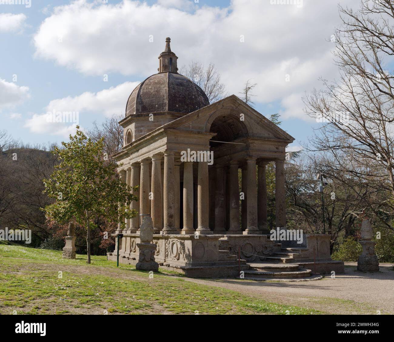 Chiesa del Sacro Bosco, anche nota come Parco dei mostri a Bomarzo, Viterbo, Lazio, Italia. 23 marzo 2024 Foto Stock