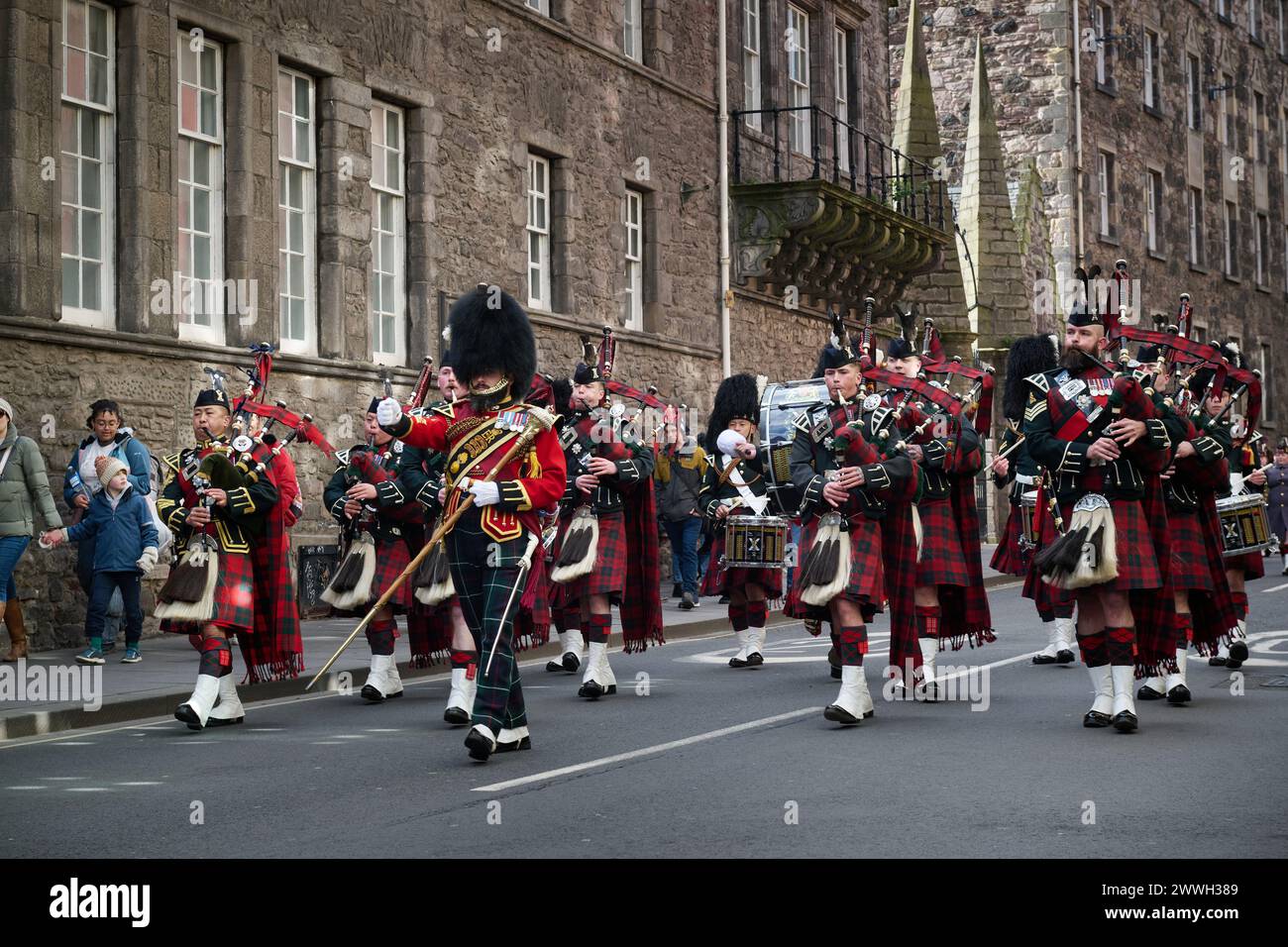 Edimburgo Scozia, Regno Unito 24 marzo 2024. Il Royal Regiment of Scotland (SCOTS), soldati in servizio e veterani marciano lungo il Royal Mile dall'Esplanade del Castello di Edimburgo dietro i loro standard di associazione, pipe e tamburi e la SCOTS Band per un breve servizio presso il Regimental Canongate Kirk per ricordare i caduti. credito sst/alamy notizie in diretta Foto Stock