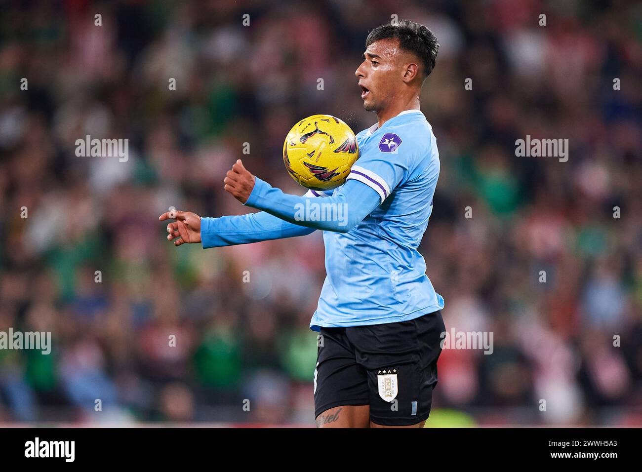 Bilbao, Spagna. 23 marzo 2024. Luciano Rodriguez dell'Uruguay con il pallone durante l'amichevole Pais Vasco contro Uruguay all'Estadio de San Mames il 23 marzo 2024 a Bilbao, Spagna. Crediti: Cesar Ortiz Gonzalez/Alamy Live News Foto Stock