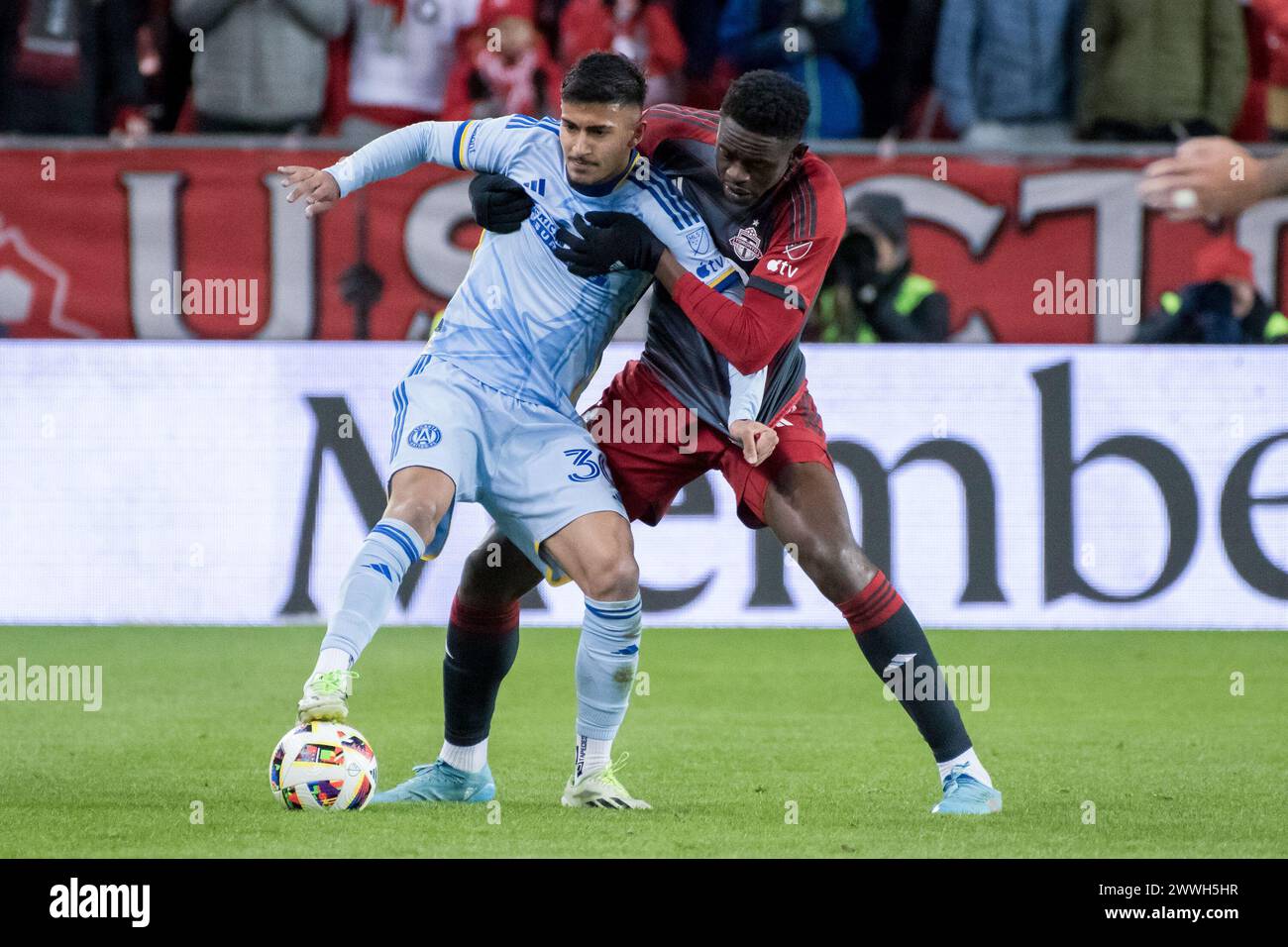 Toronto, Canada. 23 marzo 2024. Elio Nicolas de Araujo Firmino #30 (L) e Aime Mabika #6 (R) visti in azione durante la partita della MLS tra Atlanta United e Toronto al BMO Field. Punteggio finale; Atlanta United 0:2 Toronto. (Foto di Angel Marchini/SOPA Images/Sipa USA) credito: SIPA USA/Alamy Live News Foto Stock