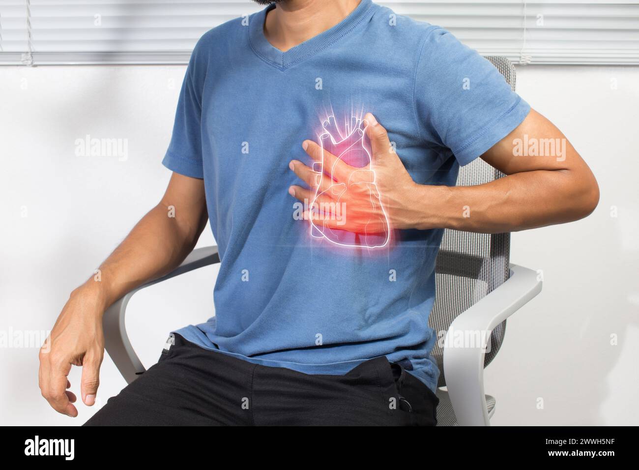Un uomo asiatico ha oppressione al petto a causa di un attacco di cuore. Coronaropatia Foto Stock