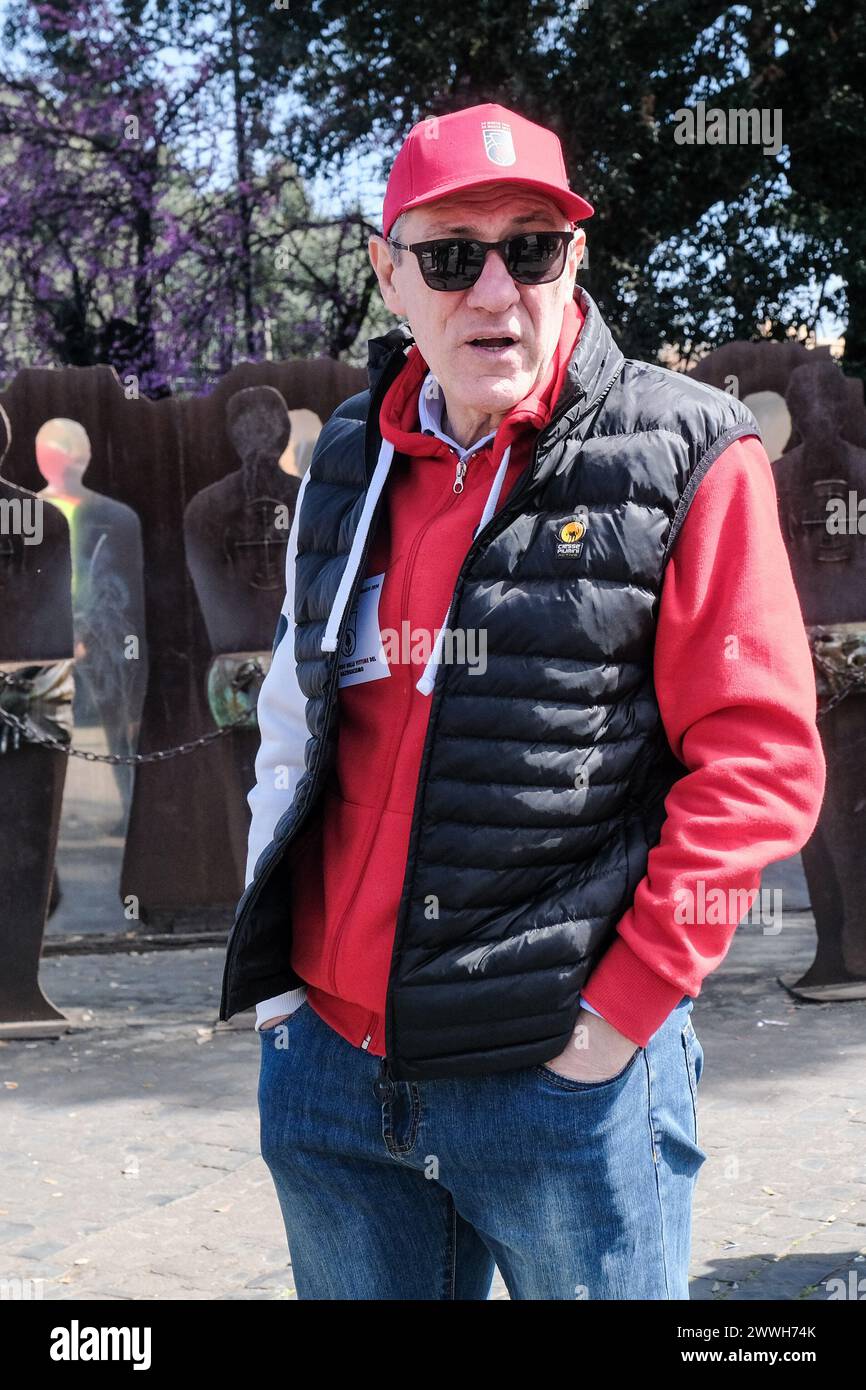 Il segretario CGIL Maurizio Landini alla tappa a porta San Paolo della “staffa antifascista in bicicletta”, per commemorare i caduti nella rappresaglia delle fosse Ardeatine, promossa da CGIL Nazionale, Anpi ed Emergency, svoltasi a Roma, domenica, 24 marzo 2024 (foto Mauro Scrobogna/LaPresse) il segretario CGIL Maurizio Landini in occasione della sosta a porta San Paolo della "staffetta antifascista della bicicletta", per commemorare i morti nella rappresaglia fosse Ardeatina, promossa dalla CGIL Nazionale, Anpi e Emergency, che si è svolta a Roma, domenica 24 marzo 2024 (foto Mauro Scrobogna/giro Foto Stock