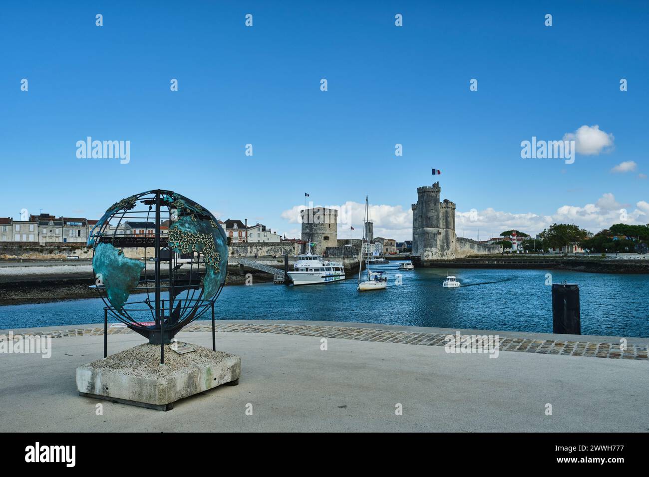 La Rochelle, Francia - 09 27 2021: Porto di la rochelle sorvegliato dal tour de la chaine e tour di San Nicola nel centro della città su un soleggiato viale Foto Stock