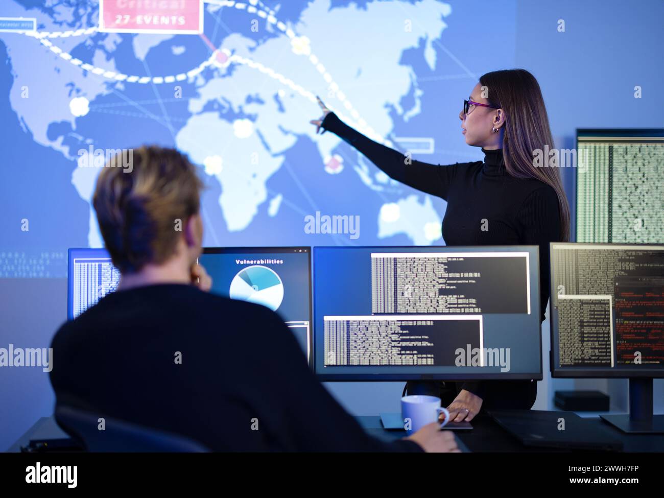 Team di cyber sicurezza professionale che lavora per prevenire le minacce alla sicurezza, individuare le vulnerabilità e risolvere gli incidenti Foto Stock