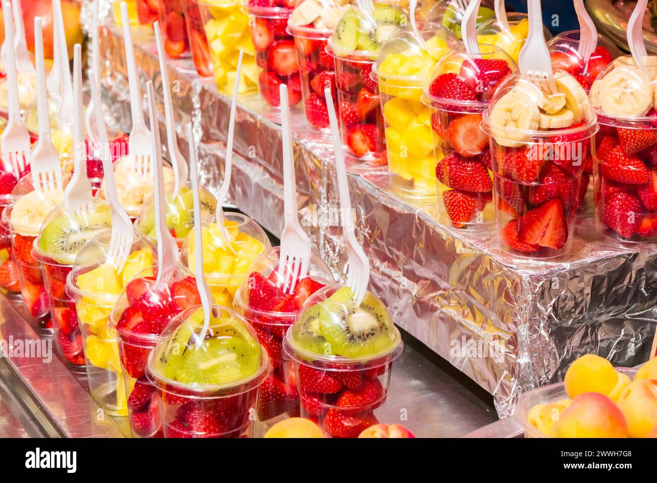 Tazze di plastica con frutta in un mercato di Valencia, Spagna Foto Stock