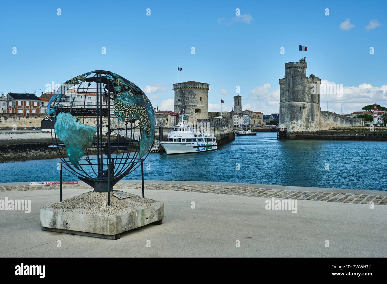 La Rochelle, Francia - 09 27 2021: Porto di la rochelle sorvegliato dal tour de la chaine e tour di San Nicola nel centro della città su un soleggiato viale Foto Stock