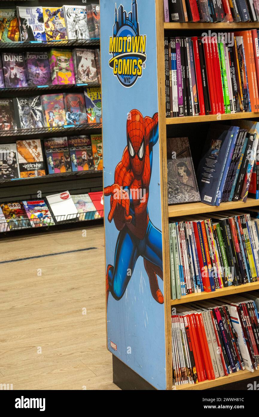 Il Midtown Comics di Times Square ha una vasta selezione di libri, graphic novel, action figure e oggetti da collezione, New York City, USA 2024 Foto Stock