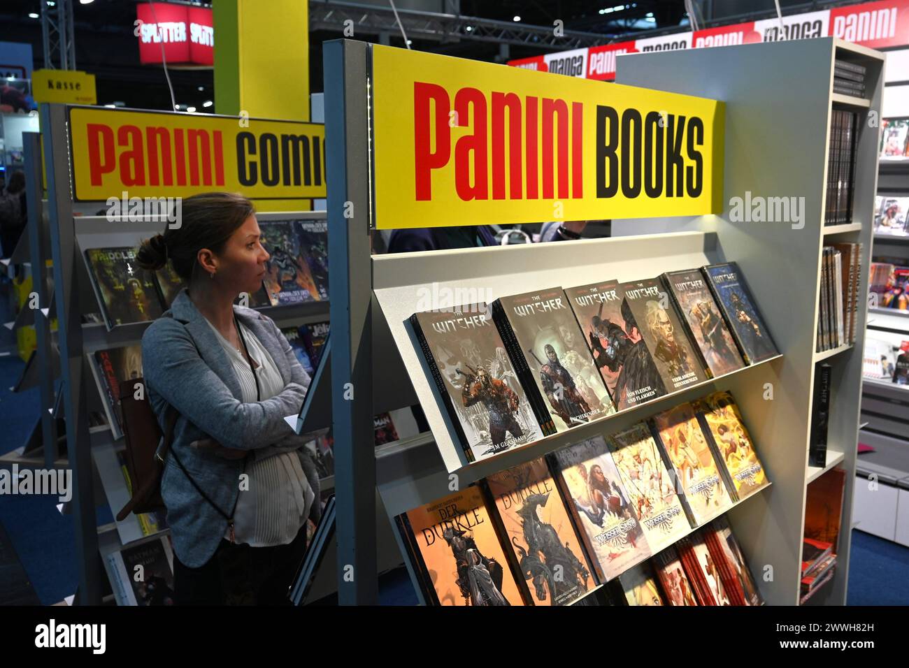Leipziger Buchmesse 2024, Messe di Lipsia. Foto: Panini Books, panini Verlag. Die panini Spa ist eine International tätige italienische Unternehmensgruppe, Die hauptsächlich im Druck- und Verlagswesen tätig ist. DAS a Modena ansässige Unternehmen ist besonders für Sine Sammelalben und die dazugehörigen Aufkleber bekannt. Darüber hinaus ist die Unternehmensgruppe in weiteren Fünf Bereichen tätig, diese umfassen Verlagswesen, Vertrieb, Lizenzrechthandel, panini Digital sowie neue Medien. Die panini-Gruppe ist in mehr als 150 Ländern tätig und ausserhalb Italiens auch in Brasilien, Cile, Deut Foto Stock