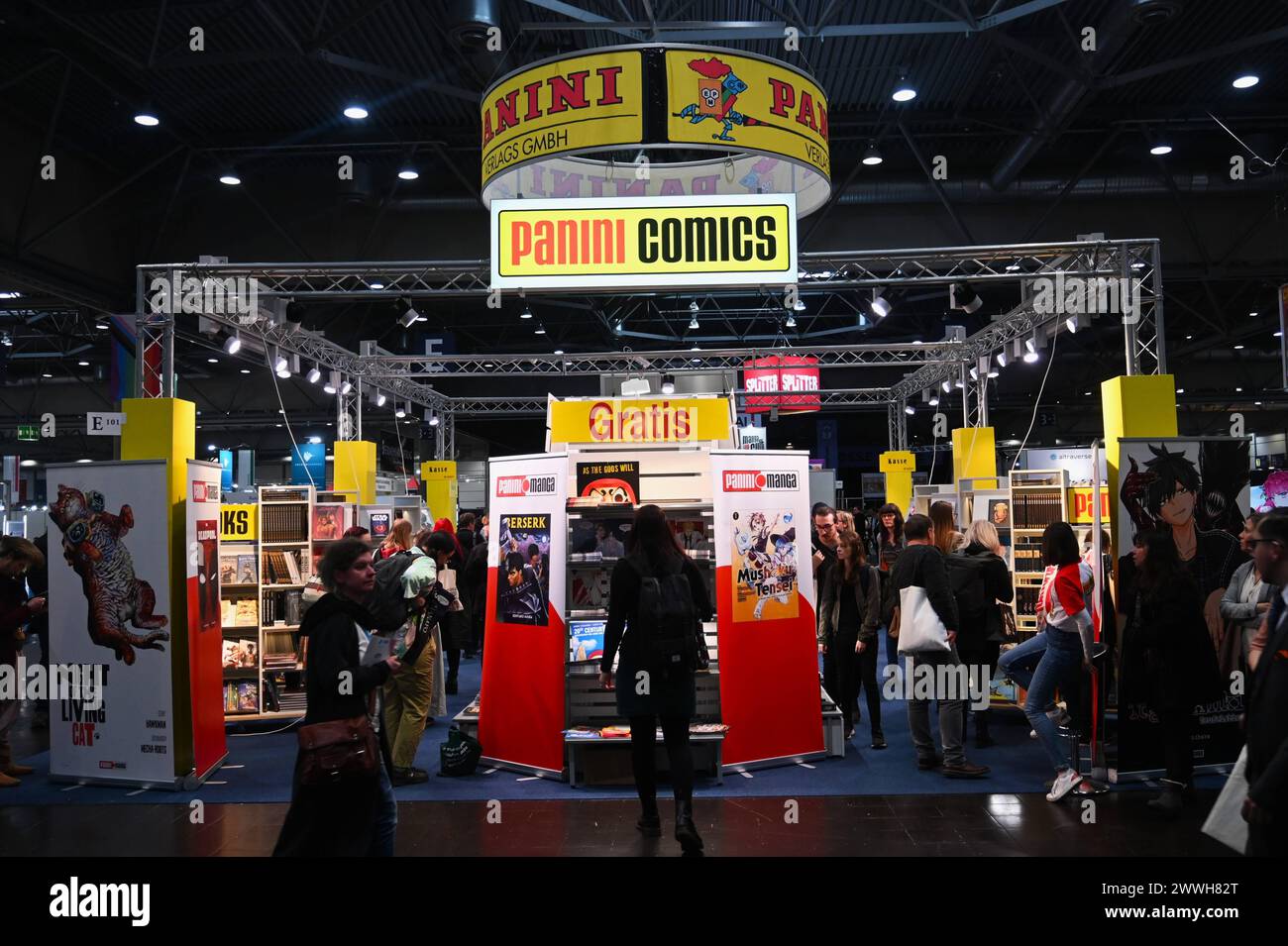 Leipziger Buchmesse 2024, Messe di Lipsia. Foto: Panini Messestand, panini Verlag. Die panini Spa ist eine International tätige italienische Unternehmensgruppe, Die hauptsächlich im Druck- und Verlagswesen tätig ist. DAS a Modena ansässige Unternehmen ist besonders für Sine Sammelalben und die dazugehörigen Aufkleber bekannt. Darüber hinaus ist die Unternehmensgruppe in weiteren Fünf Bereichen tätig, diese umfassen Verlagswesen, Vertrieb, Lizenzrechthandel, panini Digital sowie neue Medien. Die panini-Gruppe ist in mehr als 150 Ländern tätig und ausserhalb Italiens auch a Brasilien, Cile, Foto Stock