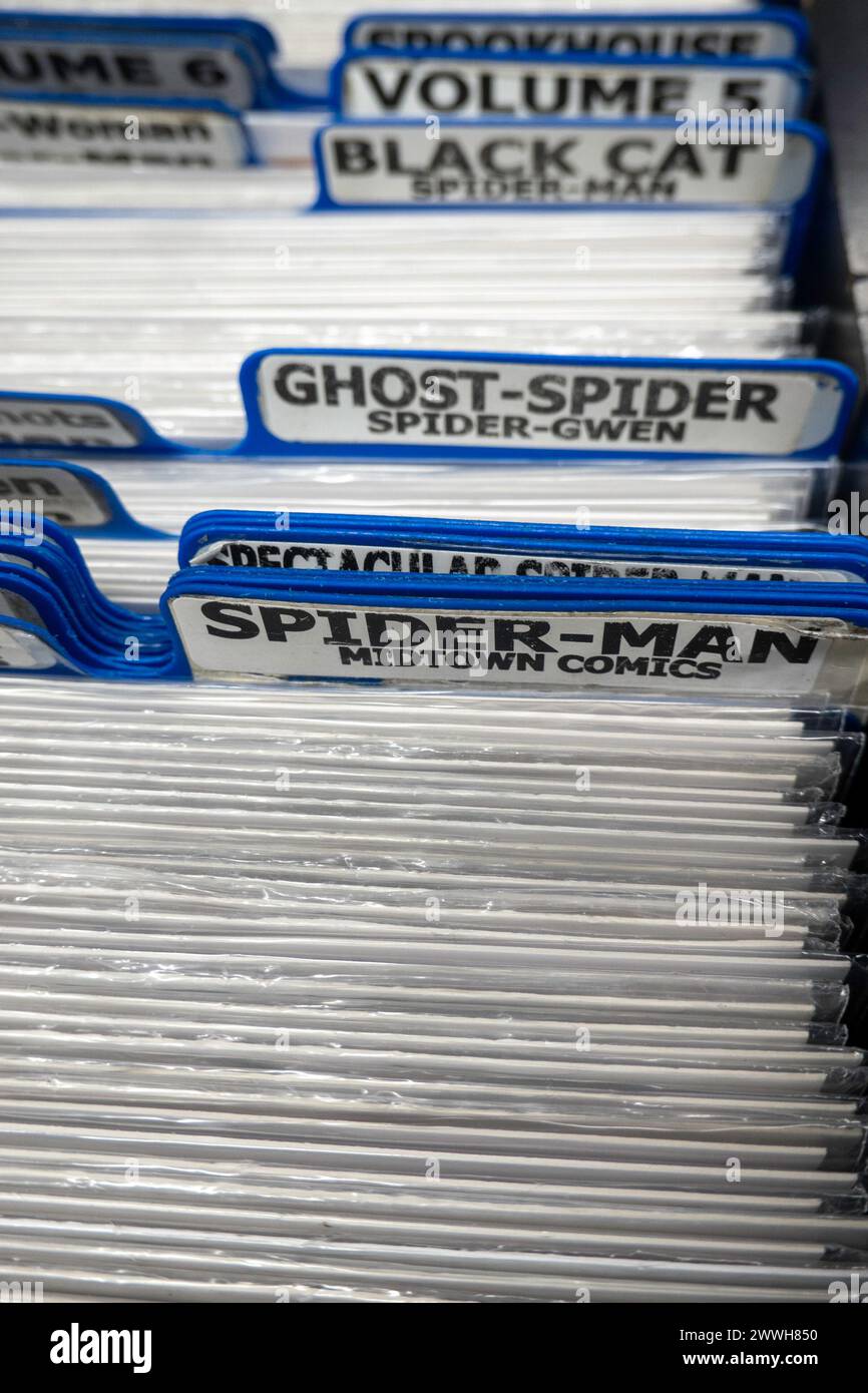 Il Midtown Comics di Times Square ha una vasta selezione di libri, graphic novel, action figure e oggetti da collezione, New York City, USA 2024 Foto Stock