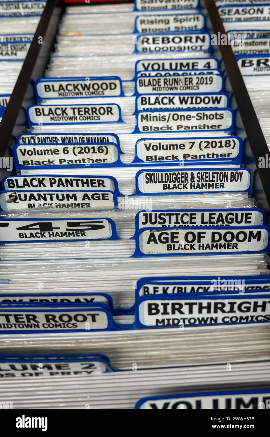 Il Midtown Comics di Times Square ha una vasta selezione di libri, graphic novel, action figure e oggetti da collezione, New York City, USA 2024 Foto Stock