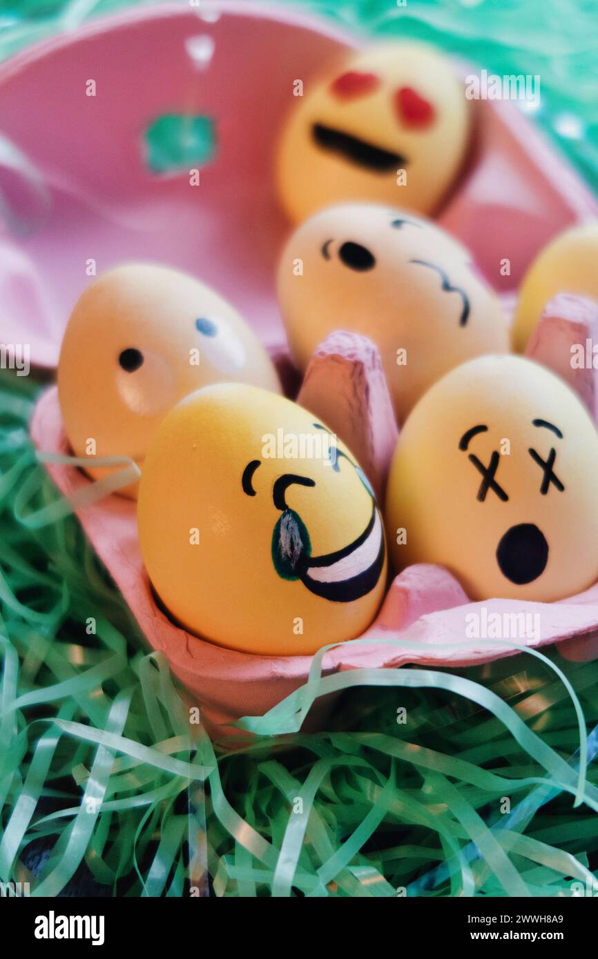 Cestino di uovo di Pasqua decorato a mano Emojis, 2024, Stati Uniti Foto Stock
