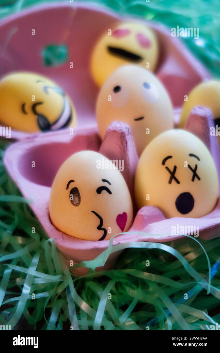 Cestino di uovo di Pasqua decorato a mano Emojis, 2024, Stati Uniti Foto Stock