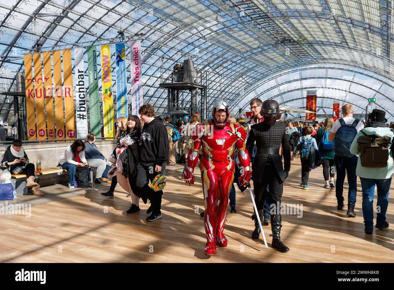 Leipziger Buchmesse und Manga-Comic-con am 23.03.24 - bunte Mischung beider Messen - Tausende farbenfrohe Besucher in der Glashalle der Leipziger messe - Leipzig Messe Leipzig Sachsen Deutschland *** Fiera del Libro di Lipsia e Manga Comic con il 23 03 24 colorato mix di entrambe le fiere migliaia di visitatori colorati nella sala di vetro della fiera di Lipsia Lipsia Sassonia Germania xRMx Foto Stock