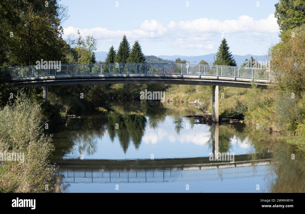 Ponte ad arco, fiume, riflesso Foto Stock