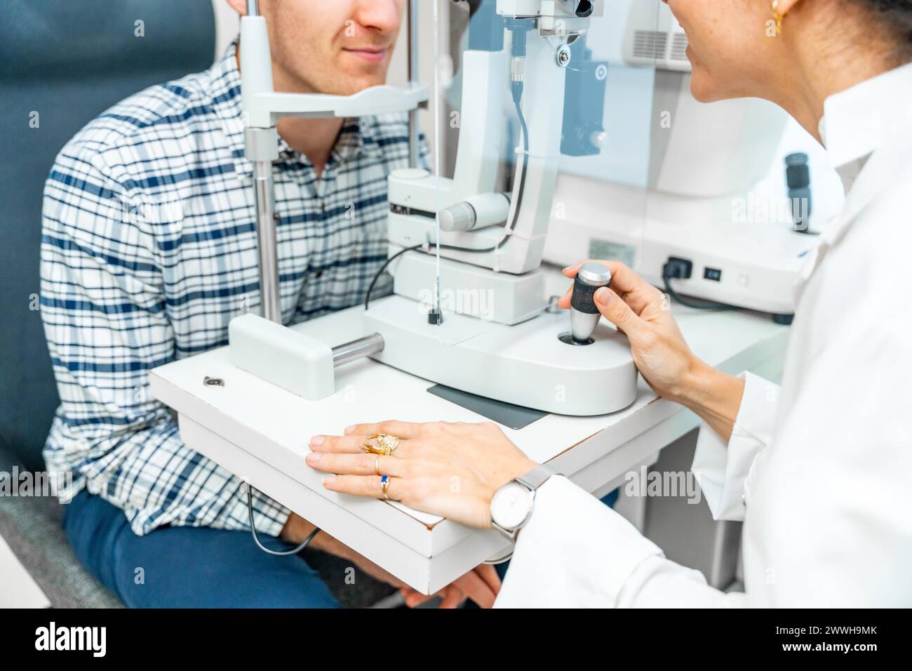 Fa parte di un uomo irriconoscibile che controlla la visione oculare in una clinica oftalmologica Foto Stock