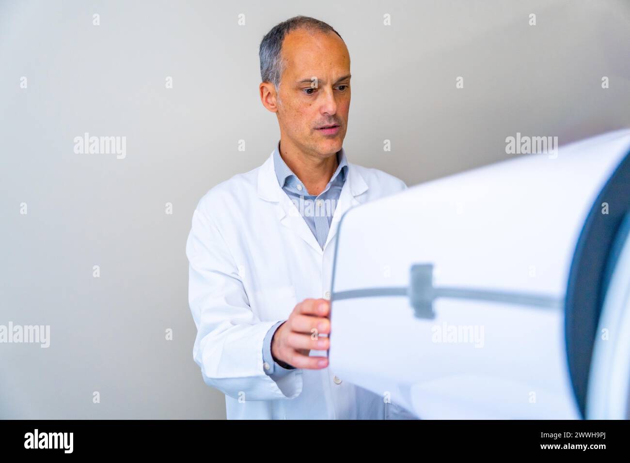 Oftalmologo che prepara una macchina laser innovativa per il trattamento di pazienti con glaucoma Foto Stock